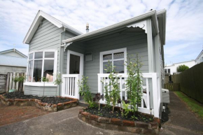 Kingwell Cottage - New Plymouth Holiday Home, New Plymouth